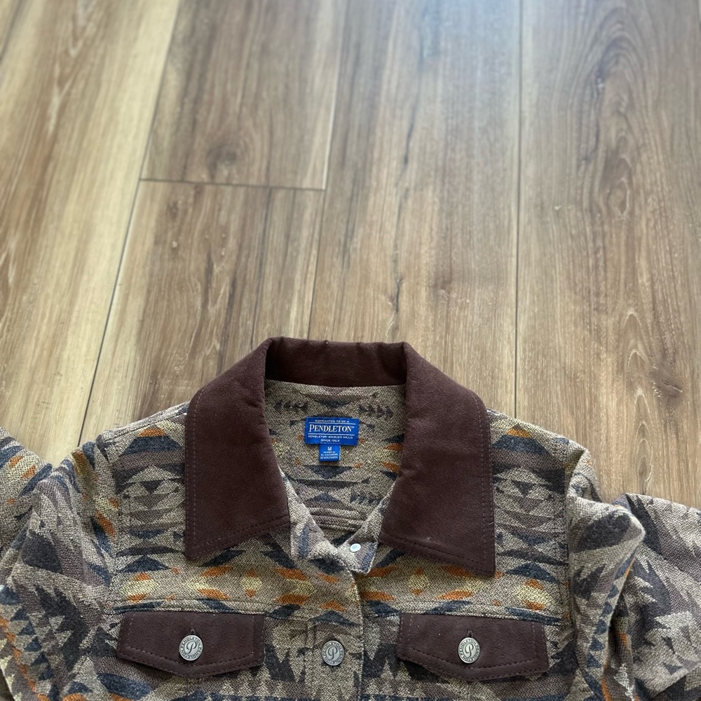 Pendleton women’s western Aztec Pattern Button-Up… - image 3